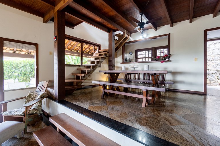 Beautiful house with 4 suites, in condominium, in the right