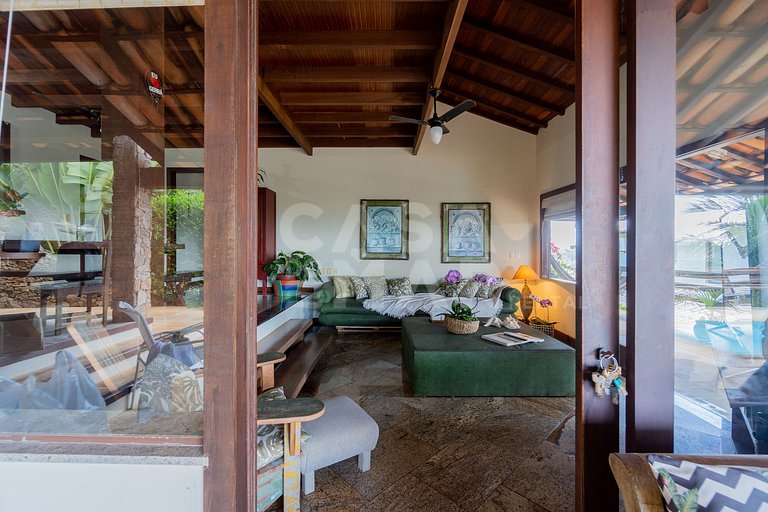 Linda casa com 4 suítes, em condomínio, no canto direito de