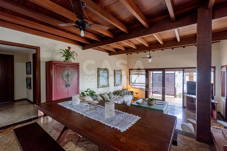 Beautiful house with 4 suites, in condominium, in the right