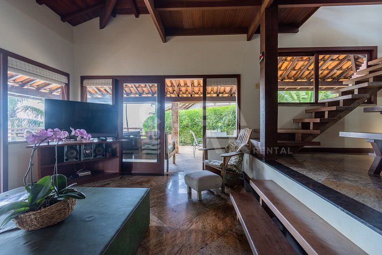 Linda casa com 4 suítes, em condomínio, no canto direito de