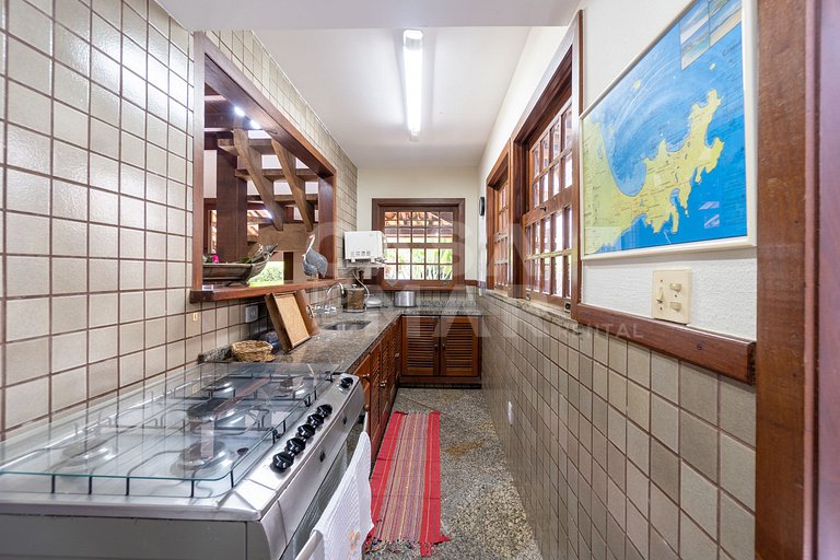 Linda casa com 4 suítes, em condomínio, no canto direito de