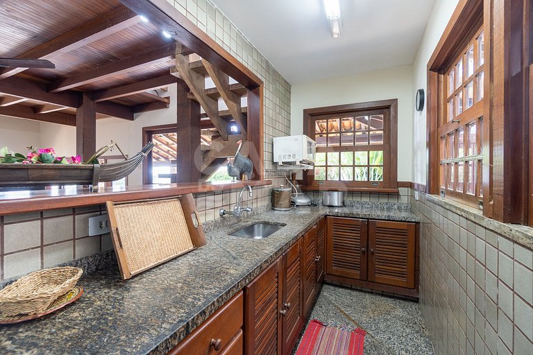 Beautiful house with 4 suites, in condominium, in the right
