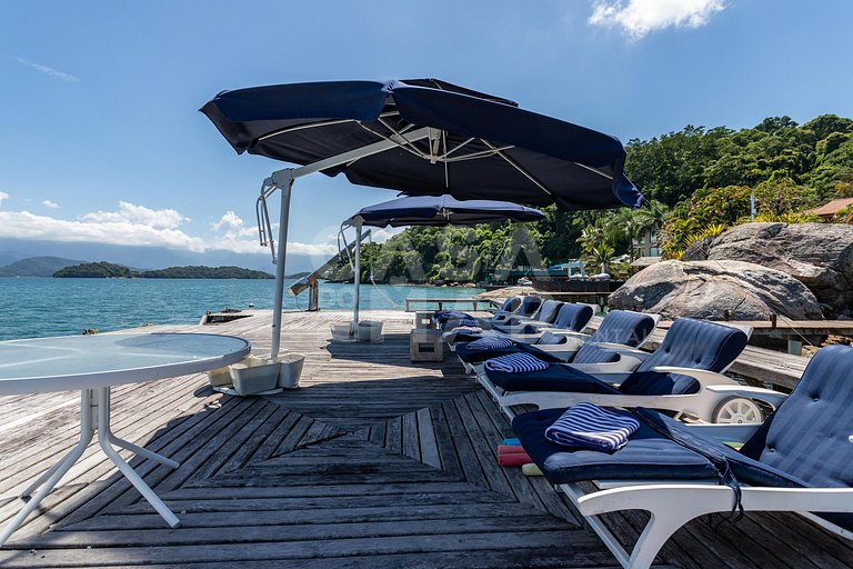 Lindíssima mansão em Angra, com 11 suítes, e vista encantado