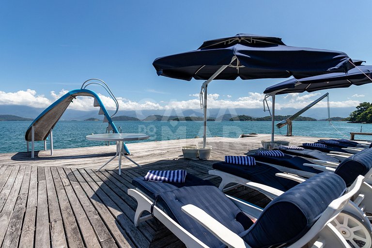 Lindíssima mansão em Angra, com 11 suítes, e vista encantado