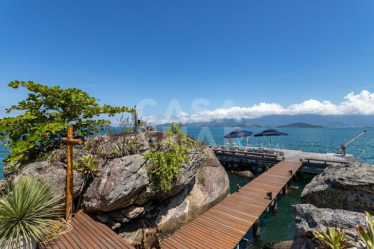 Lindíssima mansão em Angra, com 11 suítes, e vista encantado