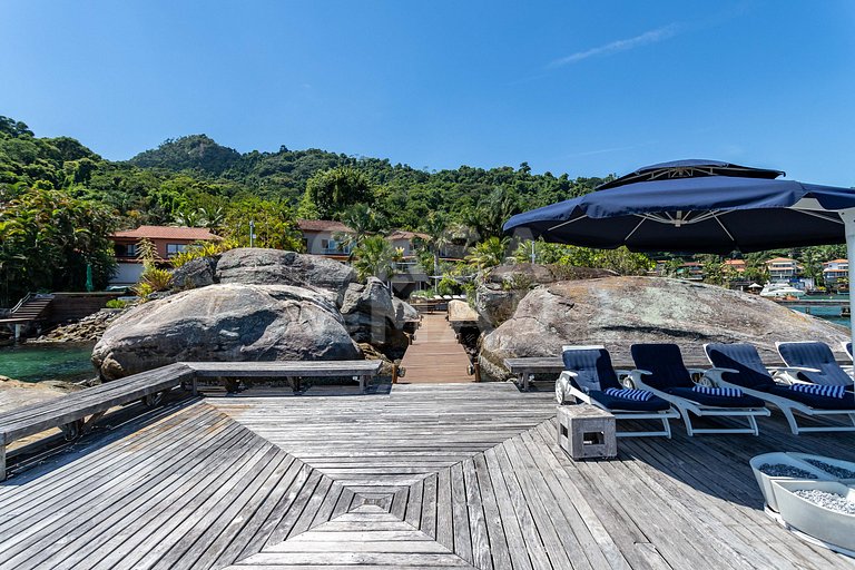 Lindíssima mansão em Angra, com 11 suítes, e vista encantado