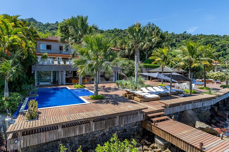 Lindíssima mansão em Angra, com 11 suítes, e vista encantado