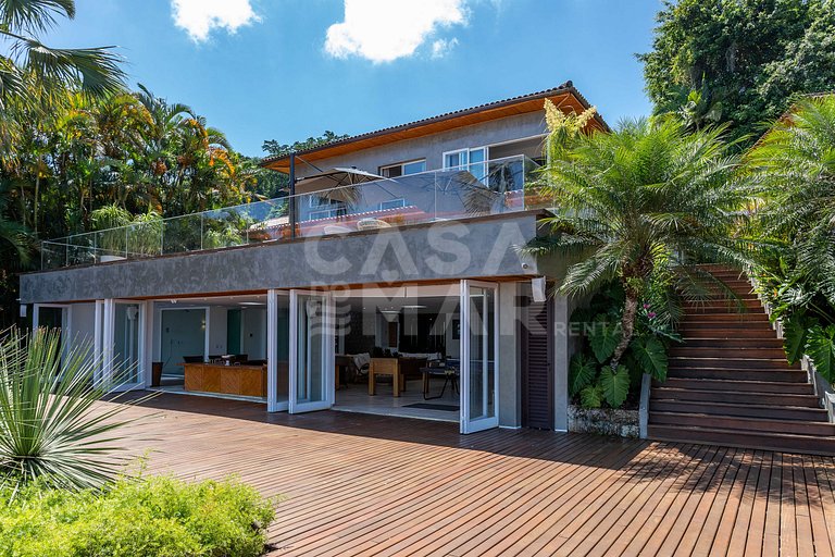 Lindíssima mansão em Angra, com 11 suítes, e vista encantado