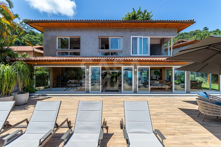 Lindíssima mansão em Angra, com 11 suítes, e vista encantado