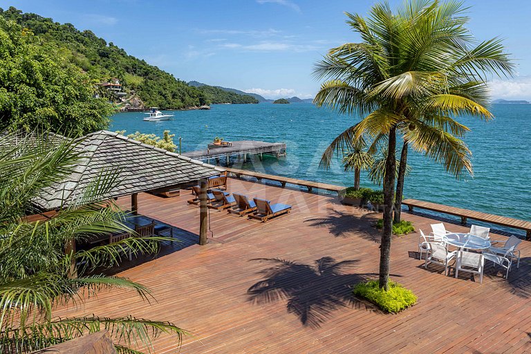 Lindíssima mansão em Angra, com 11 suítes, e vista encantado