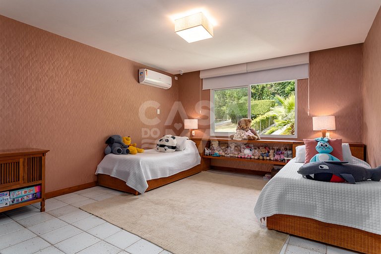 Lindíssima mansão em Angra, com 11 suítes, e vista encantado