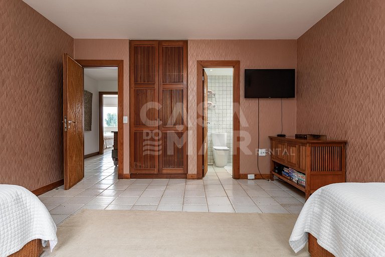 Lindíssima mansão em Angra, com 11 suítes, e vista encantado