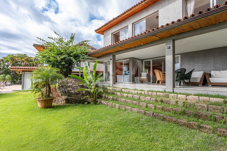Lindíssima mansão em Angra, com 11 suítes, e vista encantado
