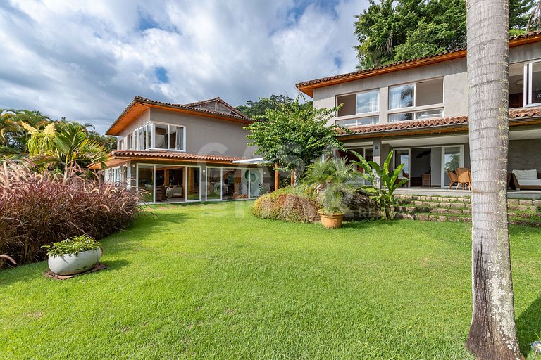 Lindíssima mansão em Angra, com 11 suítes, e vista encantado