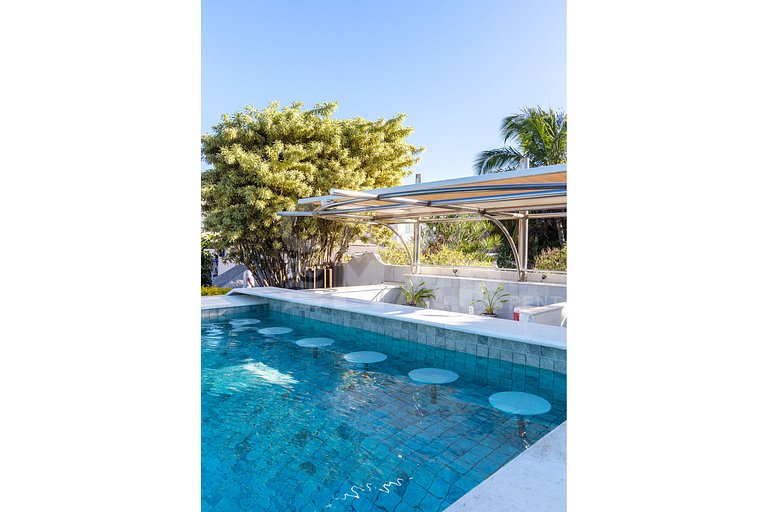 Beautiful house with 6 suites, in condominium facing the sea