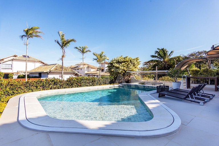 Linda casa com 6 suítes, em condomínio frente mar, em Geribá