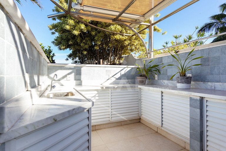 Beautiful house with 6 suites, in condominium facing the sea