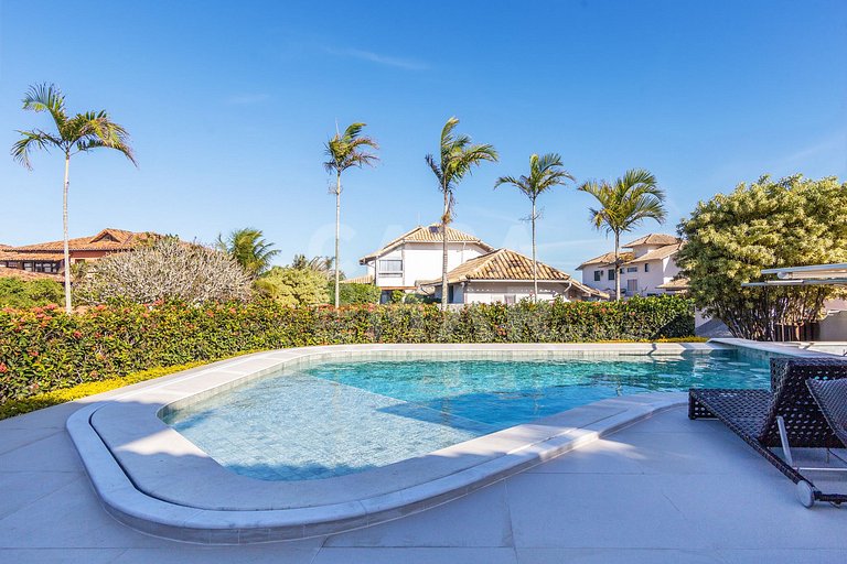 Beautiful house with 6 suites, in condominium facing the sea