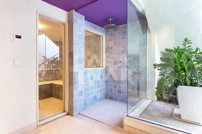 Beautiful house with 6 suites, in condominium facing the sea