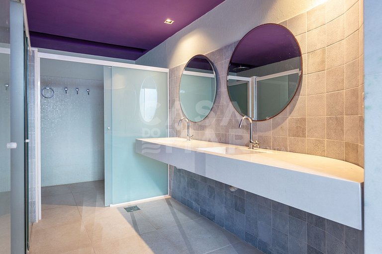 Beautiful house with 6 suites, in condominium facing the sea