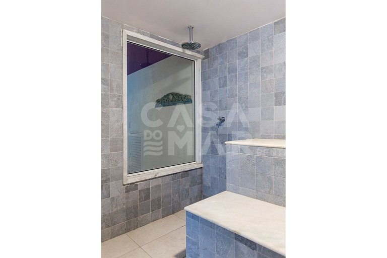 Beautiful house with 6 suites, in condominium facing the sea