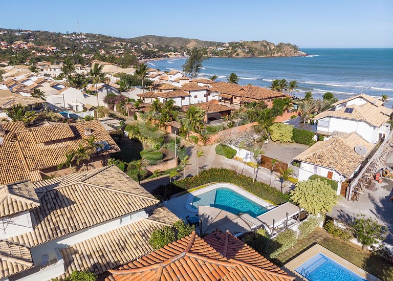 Beautiful house with 6 suites, in condominium facing the sea