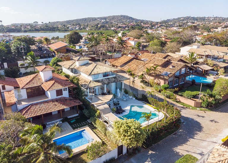 Beautiful house with 6 suites, in condominium facing the sea