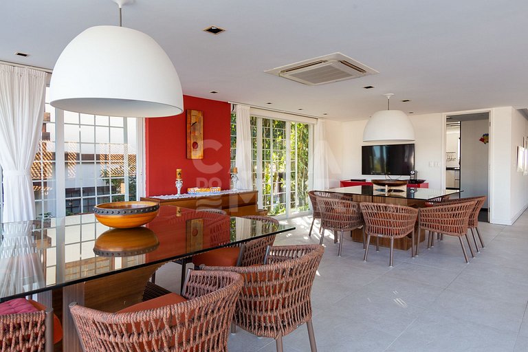 Beautiful house with 6 suites, in condominium facing the sea