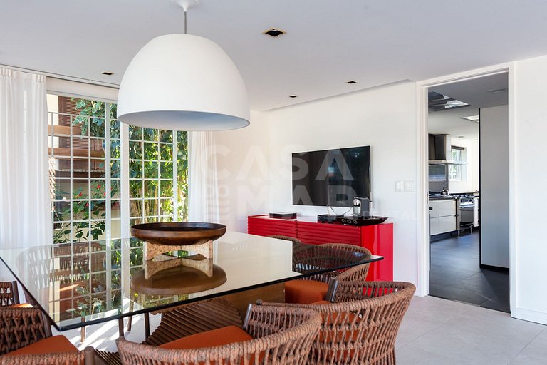Beautiful house with 6 suites, in condominium facing the sea