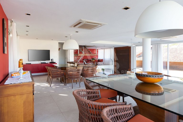 Beautiful house with 6 suites, in condominium facing the sea
