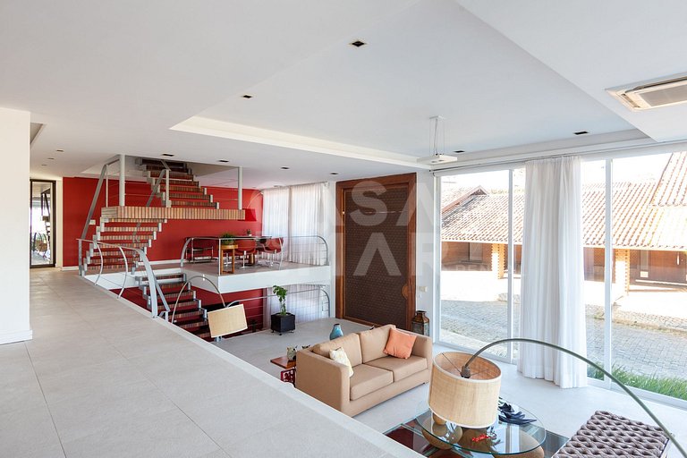 Beautiful house with 6 suites, in condominium facing the sea