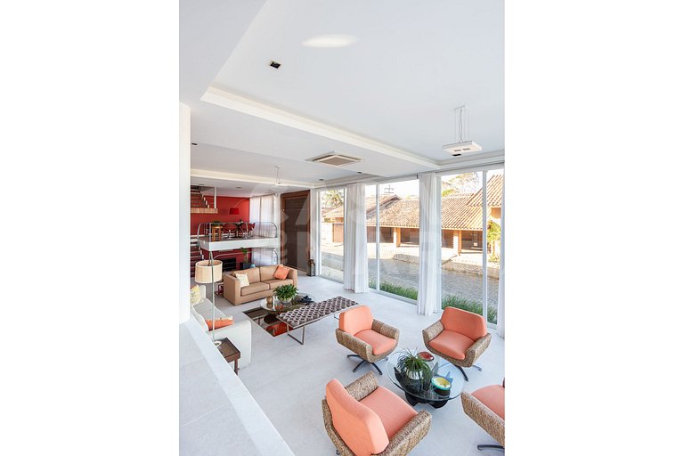 Beautiful house with 6 suites, in condominium facing the sea