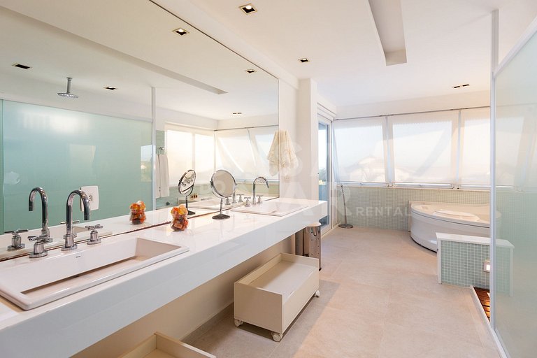 Beautiful house with 6 suites, in condominium facing the sea