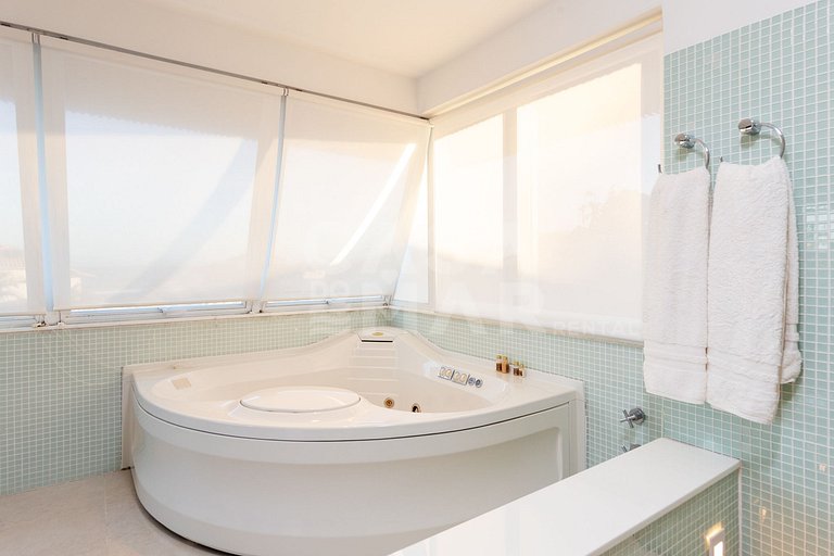 Beautiful house with 6 suites, in condominium facing the sea