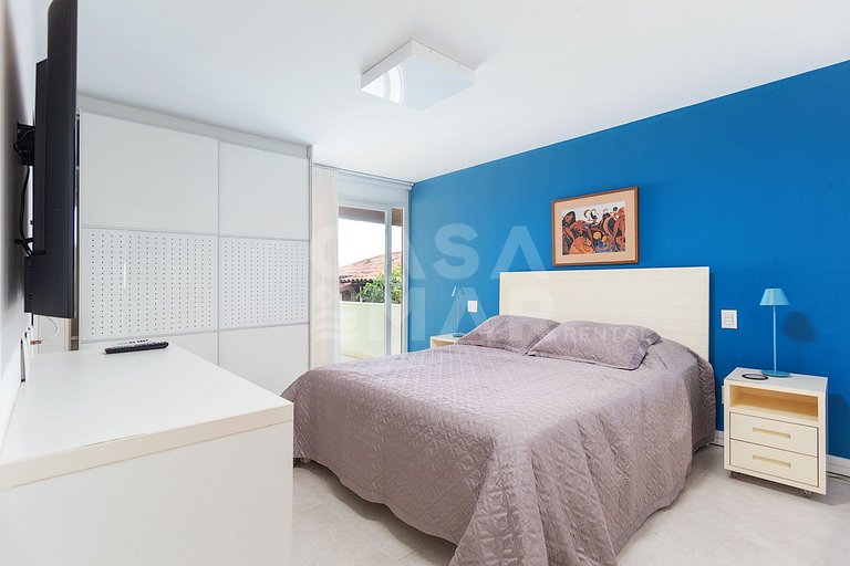 Beautiful house with 6 suites, in condominium facing the sea