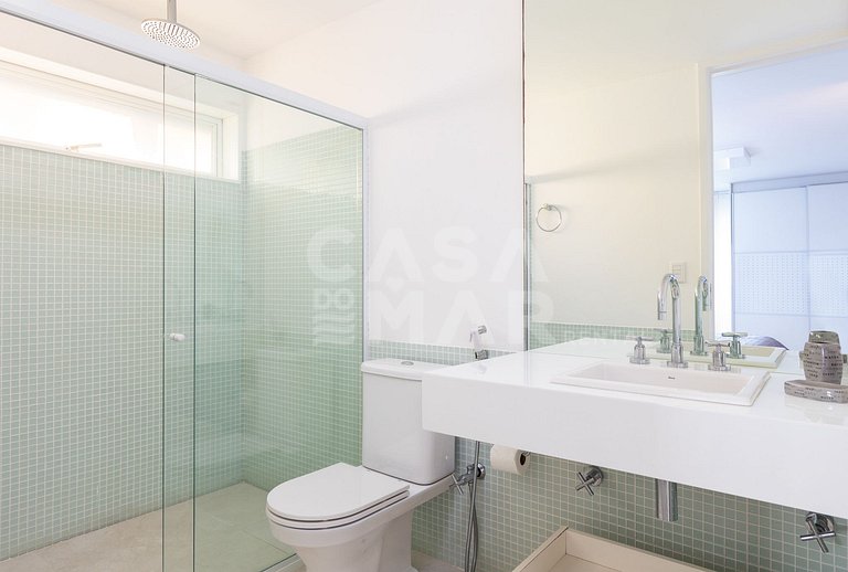 Beautiful house with 6 suites, in condominium facing the sea