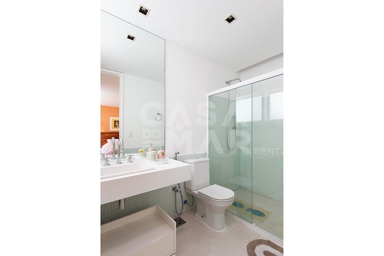 Beautiful house with 6 suites, in condominium facing the sea