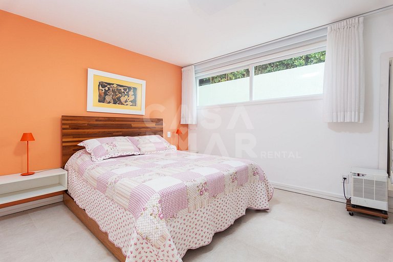 Beautiful house with 6 suites, in condominium facing the sea