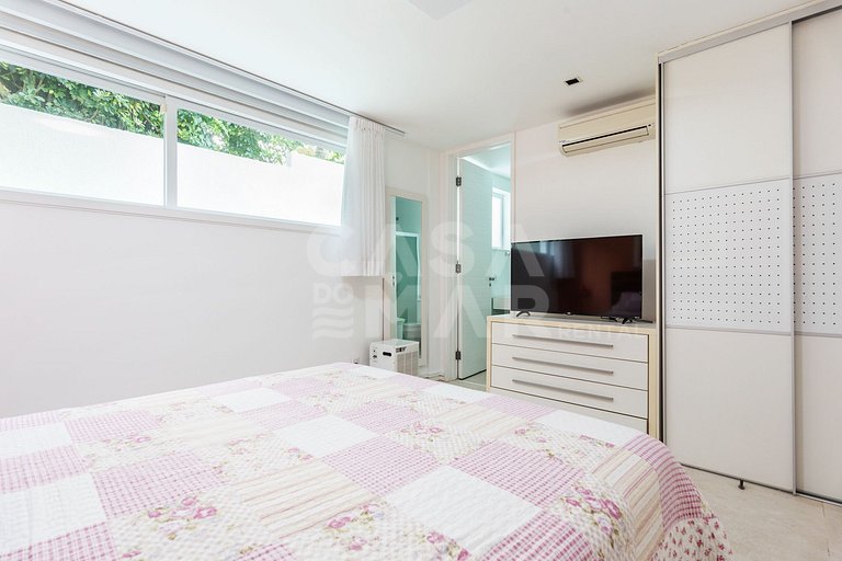 Beautiful house with 6 suites, in condominium facing the sea