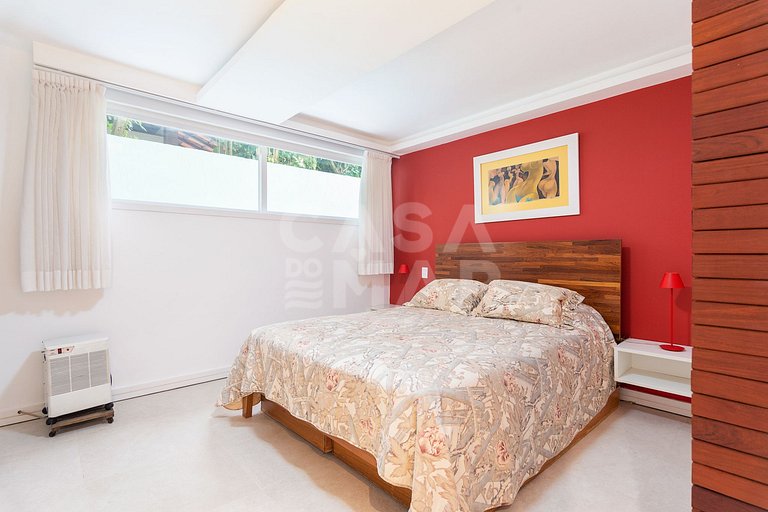 Beautiful house with 6 suites, in condominium facing the sea
