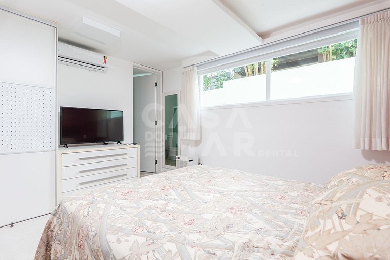 Beautiful house with 6 suites, in condominium facing the sea