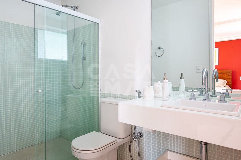 Beautiful house with 6 suites, in condominium facing the sea