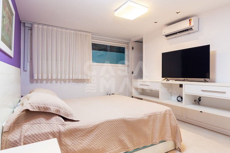 Beautiful house with 6 suites, in condominium facing the sea