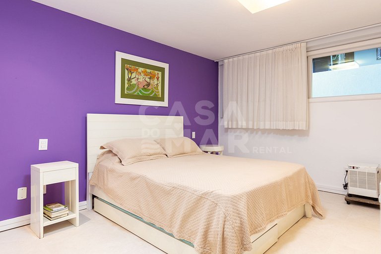 Beautiful house with 6 suites, in condominium facing the sea