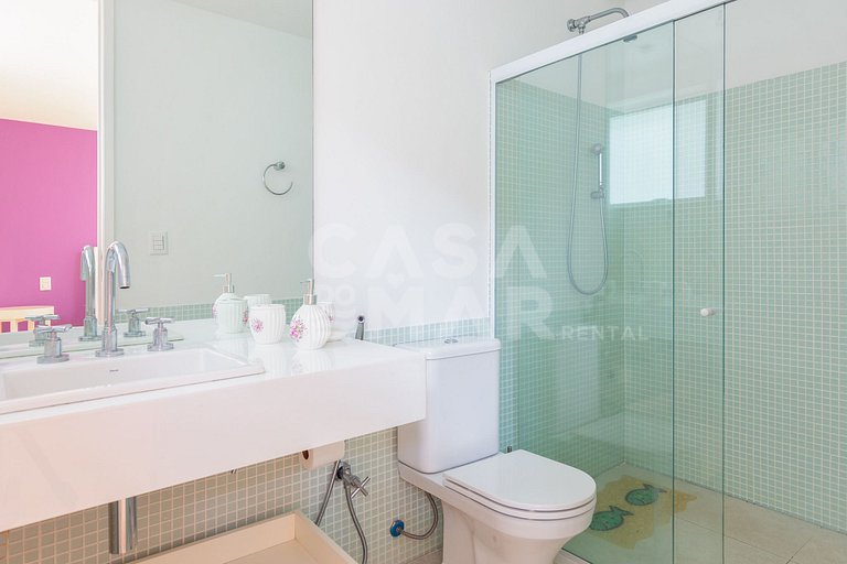 Beautiful house with 6 suites, in condominium facing the sea