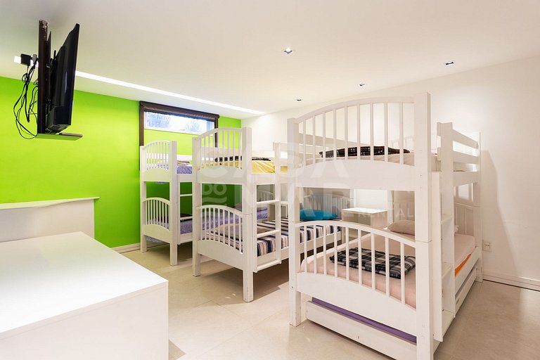 Beautiful house with 6 suites, in condominium facing the sea