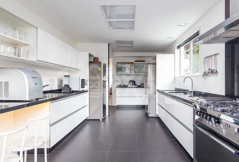 Beautiful house with 6 suites, in condominium facing the sea