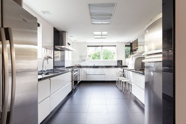 Beautiful house with 6 suites, in condominium facing the sea