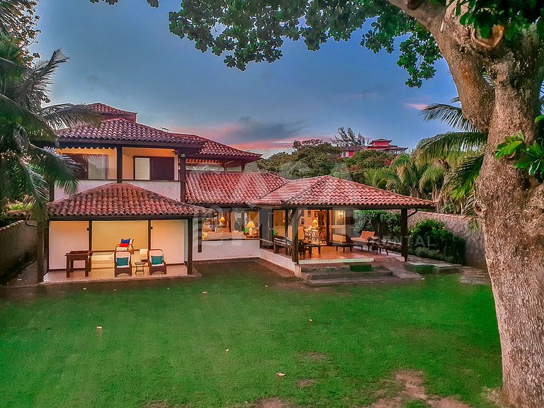 Linda casa, pé na areia da praia da Ferradura, com cinco suí