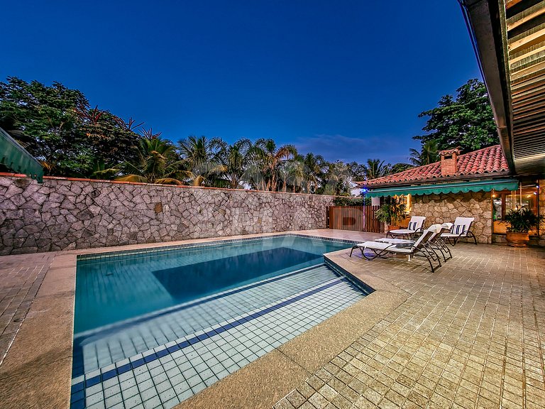 Linda casa, pé na areia da praia da Ferradura, com cinco suí